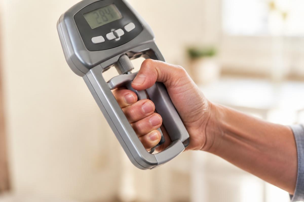 longevity.days – Griffkraft-Messung mit einem Hand-Dynamometer